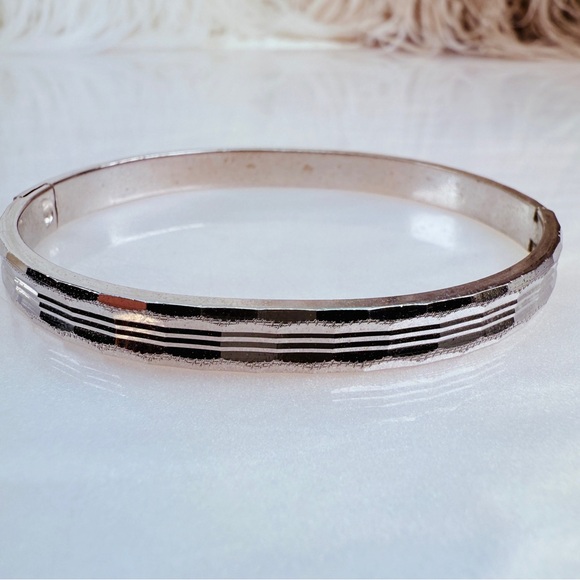 Vintage Silvertone diamond cut bangle bracelet - Picture 4 of 7